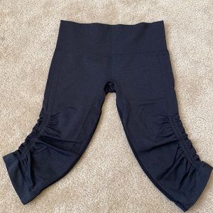 Lighter black lululemon cropped leggings